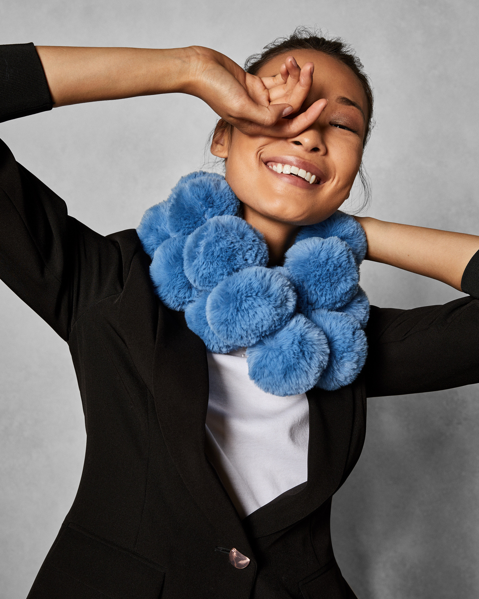 TIZZY Faux fur pom pom scarf