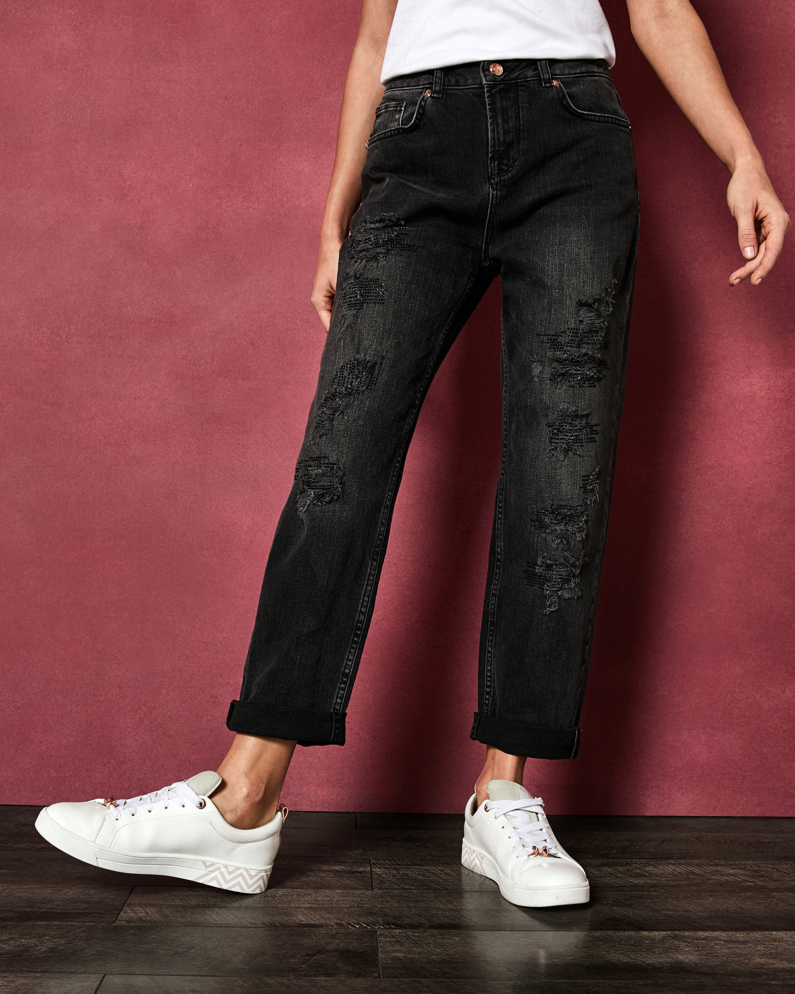 HETTEY Abrasion studded boyfriend jeans