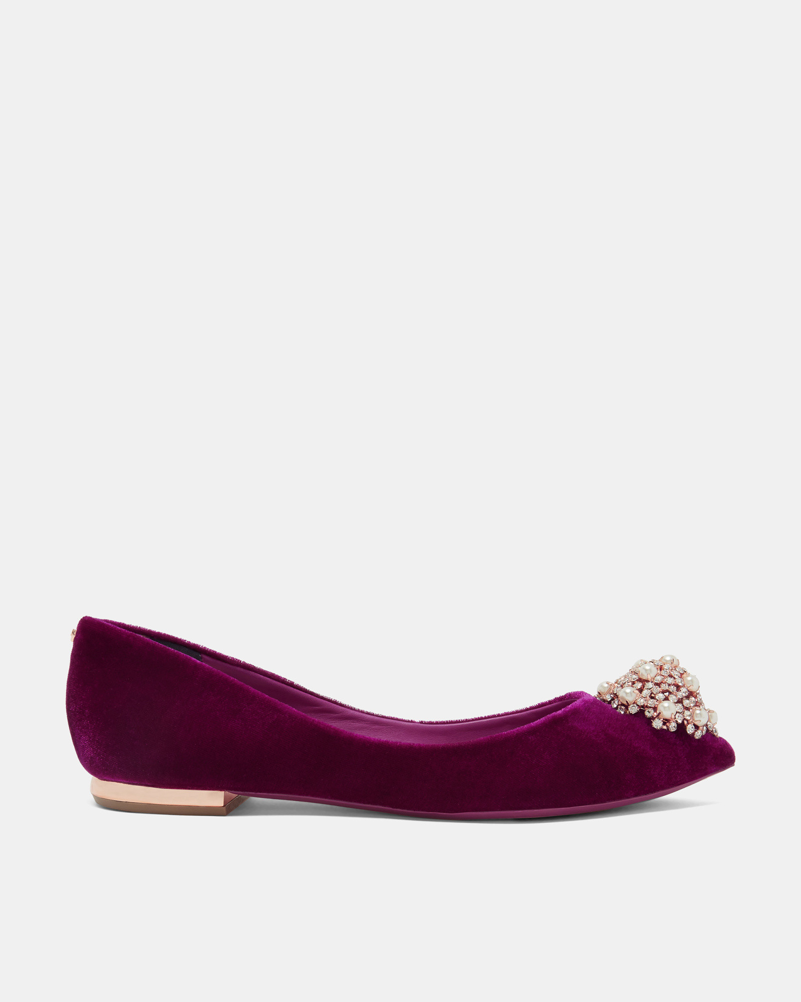 LJANAV Brooch detail pointed pumps